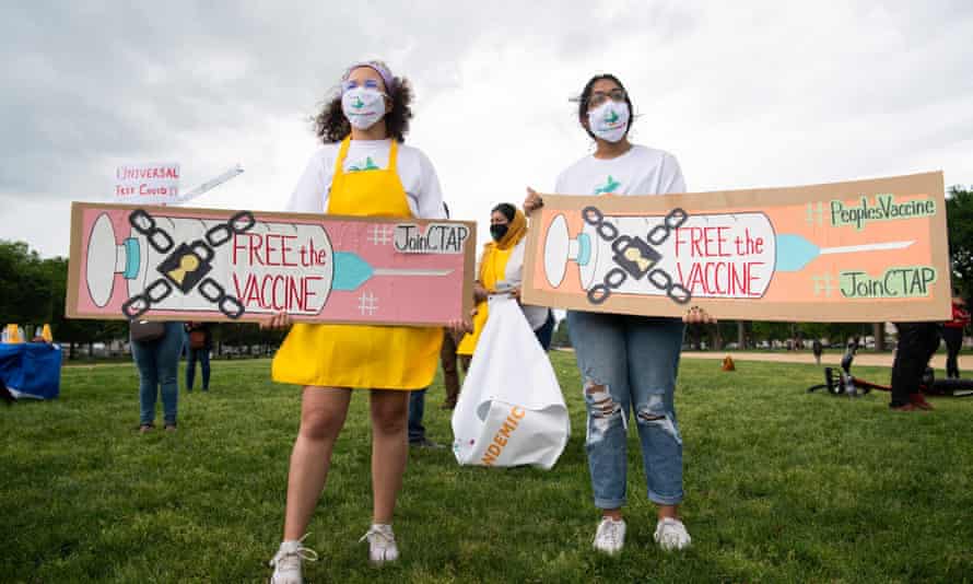 Les manifestants à Washington appellent les États-Unis à s'engager dans un plan mondial de vaccination contre le coronavirus qui verrait les formules de vaccin partagées à travers le monde, le 5 mai.