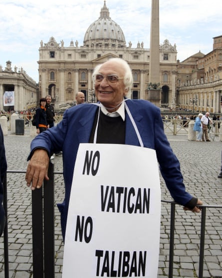 Pannella demonstrating in front of St Peter’s Basilica, Rome, in 2007.