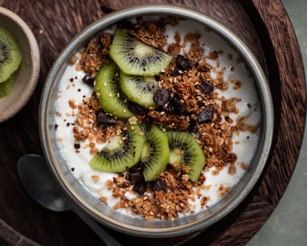 A bowl of sliced kiwi with yoghurt.