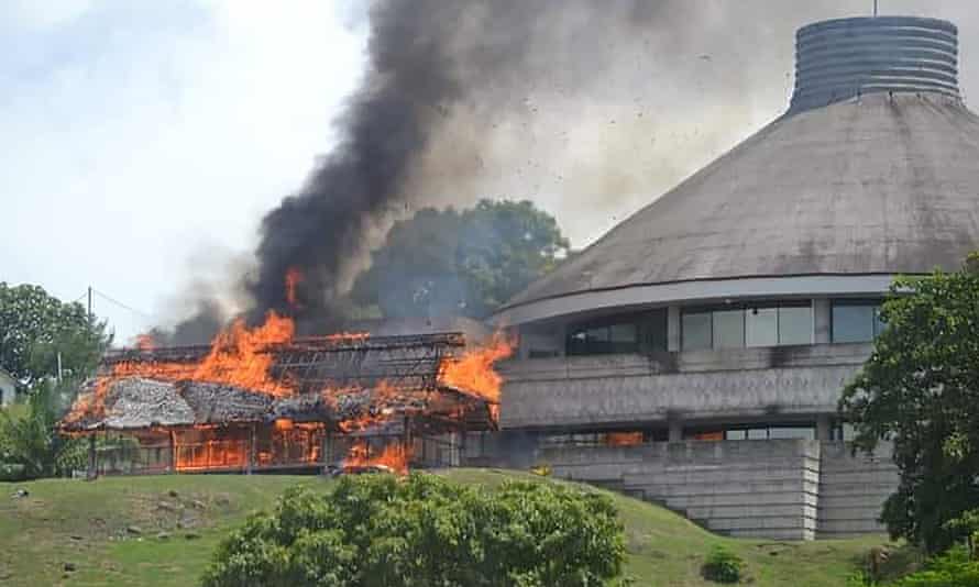 Un bâtiment voisin du parlement à Honiara a été incendié mercredi.
