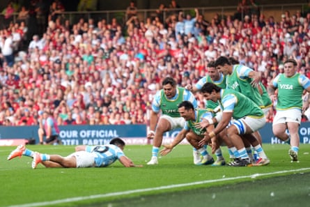 Tomás Albornoz dives over to score Argentina’s second try in front of his ecstatic teammates.