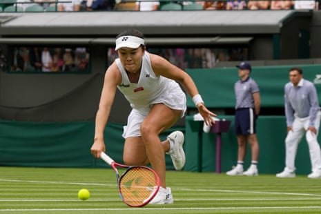 Zhu Lin melakukan pukulan backhand rendah melawan Iga Swiatek.