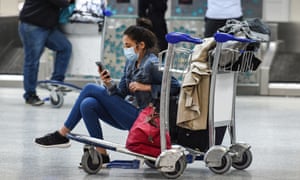Un passager bloqué à Tunis Carthage attend un vol