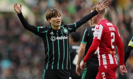Kyogo Furuhashi célèbre le troisième but du Celtic lors de la victoire contre St Johnstone