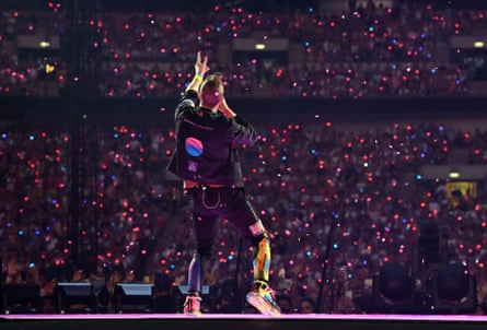 Chris Martin singing against backdrop of thousands of twinkling LED lights.