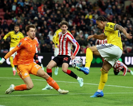 Leeds's Noah Okafor takes a shot at the Sunderland goalkeeper Robin Roefs.