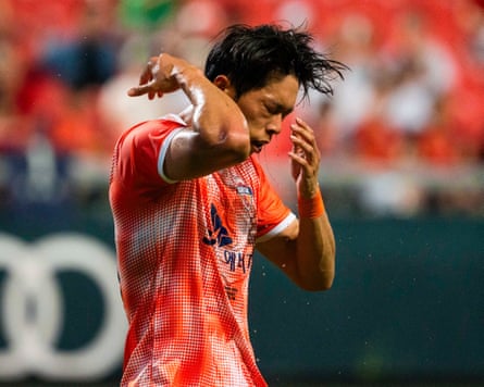 Jeju SK’s Kim Jae-woo shows the effects of the hot conditions in South Korea.