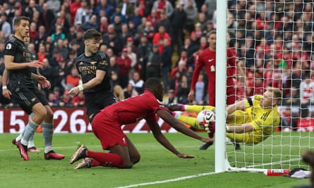 Pemain Arsenal Aaron Ramsdale melakukan penyelamatan luar biasa di injury time untuk menggagalkan kemenangan Liverpool