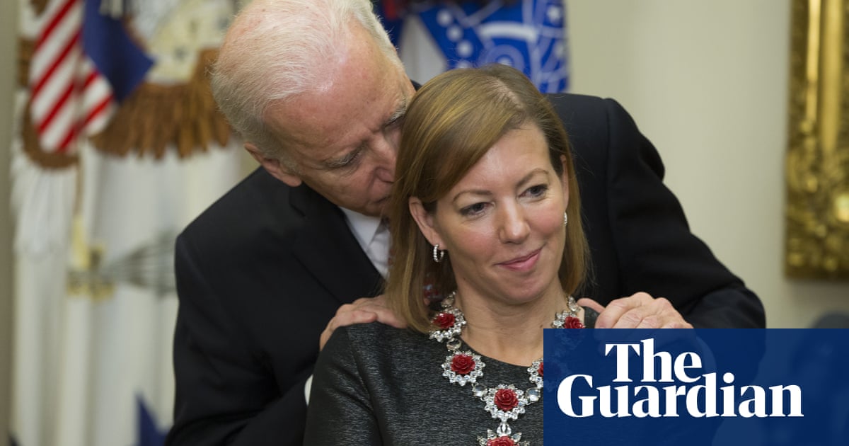 Joe Biden: ex-defense secretary's wife says viral photo ...