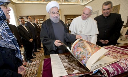 Rouhani exchanges gifts with Pope Francis at the Vatican