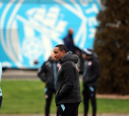 Paul Ince en el campo de entrenamiento del Manchester City el viernes para prepararse para el partido de la Copa FA.