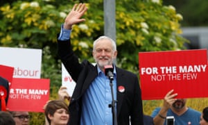 Jeremy Corbyn acena para apoiantes