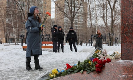 Moscow residents at the monument to Ukrainian poet Lesya Ukrainka.