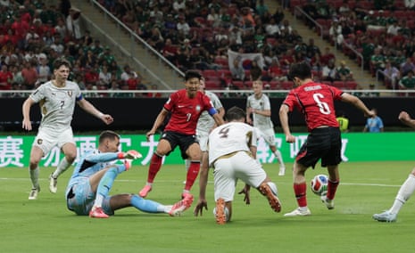 Hwang In-beom scores for South Korea.