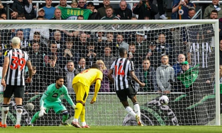 Alexander Isak scores Newcastle’s third goal