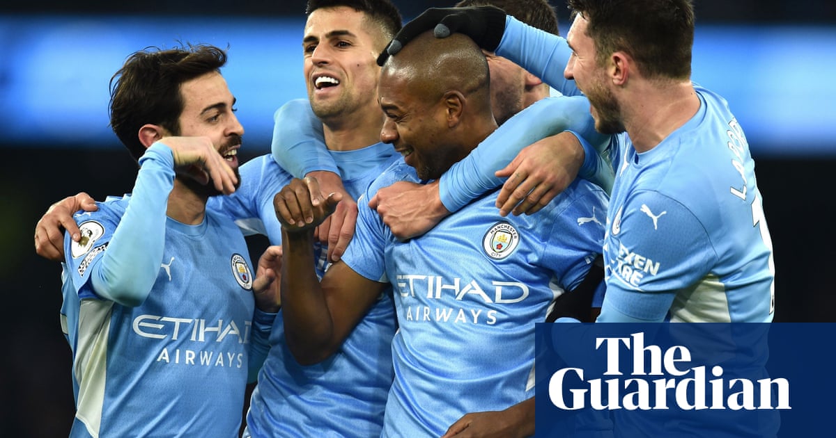 Manchester City beat snow and West Ham with Fernandinho goal