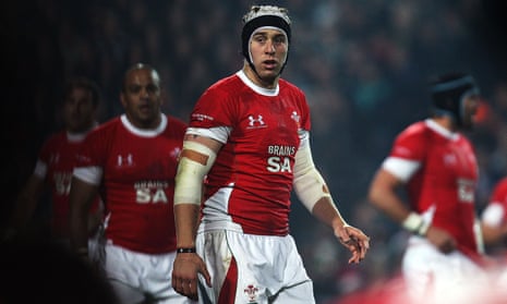 The former Wales captain Ryan Jones has been diagnosed with early onset dementia.