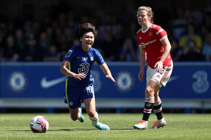Chelsea pip Arsenal to WSL title on dramatic final day – live reaction! | Women's Super League 3 Ji So-Yun goes down in the box. No penalty.