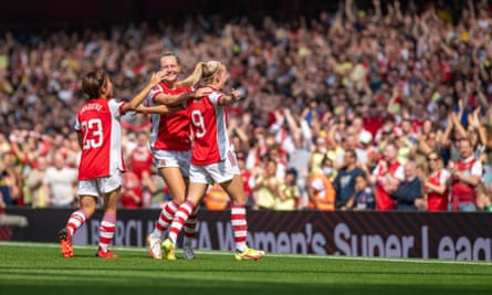 Beth Mead (9) celebrates in front of the Emirates crowd