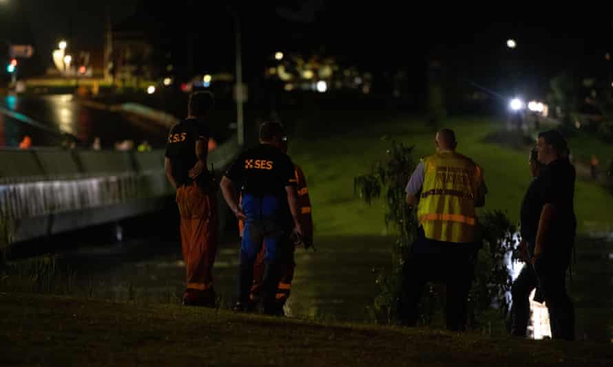 El personal de SES y la policía observan el aumento de las aguas de la inundación en el río Hawkesbury en Windsor el miércoles por la noche.