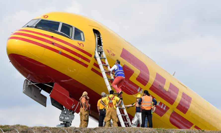 DHL cargo plane splits in two after crash landing at Costa Rica airport | Costa Rica 1 The DHL cargo plane after the emergency landing in Costa Rica