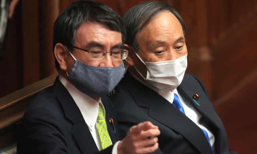 衆議院閉会式で河野太郎前首相(右)が河野太郎(左)と会談