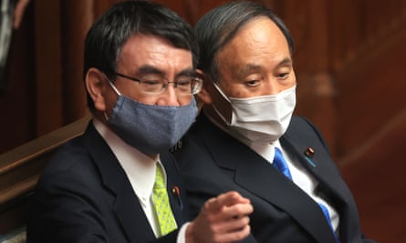 Former PM Yoshihide Suga (R) talks to Taro Kono (L) at lower House’s plenary session at the National Diet