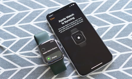 Фотография, на которой показаны Apple Watch Series 6 и iPhone в синхронизации. Настройка часов занимает около 10 минут, включая сопряжение с iPhone и синхронизацию данных и настроек.