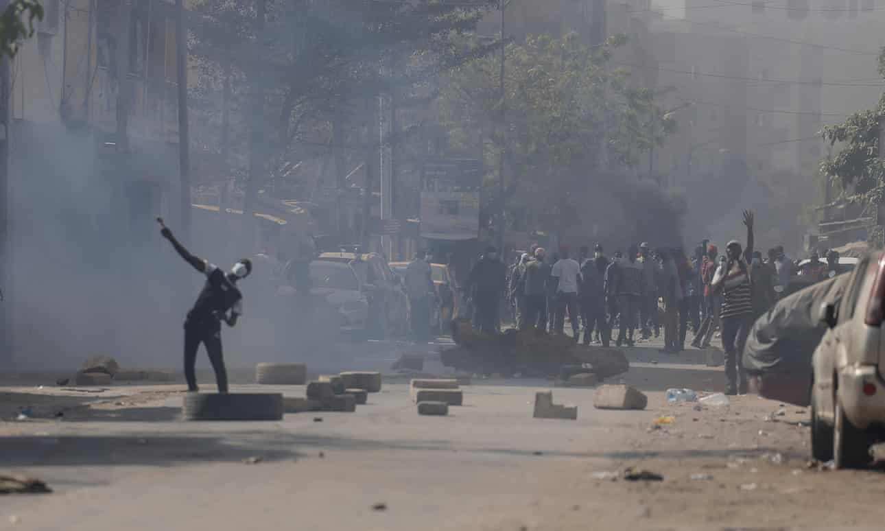 Senegal: Policía y manifestantes chocan en primer gran disturbio por retraso en las elecciones