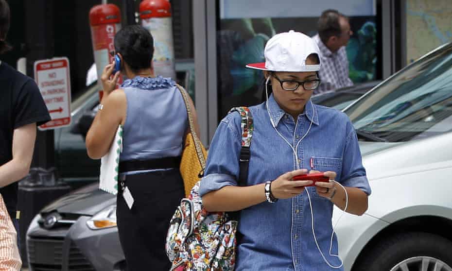 A New Jersey lawmaker has proposed a crackdown on ‘distracted walking’.