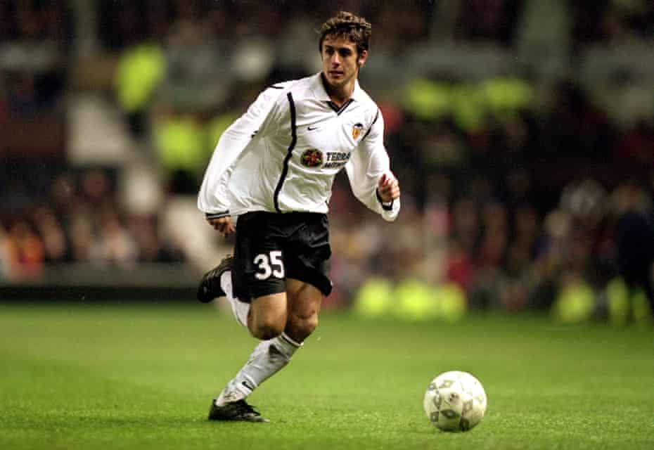 Pablo Aimar jugó con el Valencia contra el Manchester United en la UEFA Champions League en 2001.