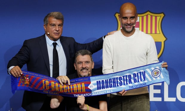 The Barcelona president, Joan Laporta, and Manchester City's head coach, Pep Guardiola, pose for a photo with former coach Juan Carlos Unzué.