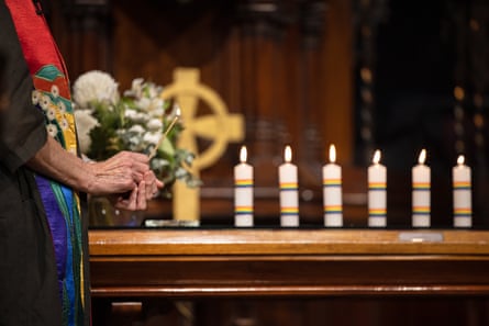 Le révérend Dr Margaret Mayman à la tête du service.