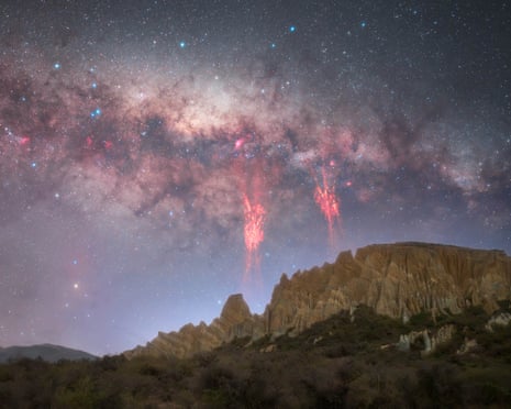 Red Lightning Rarity ‘A perfect coincidence’: rare red lightning captured in New Zealand ...
