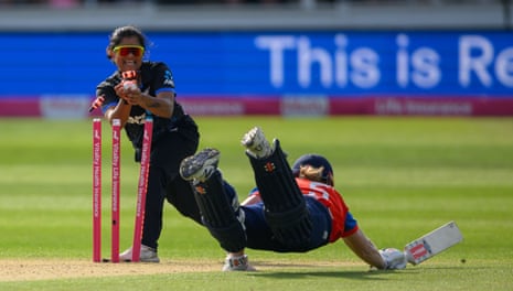 Η Heather Knight of England Women εξαντλείται από τον Nensi Patel.