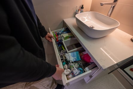 Le lavabo à odeur oblique et le tiroir supérieur qui aime la gravité.