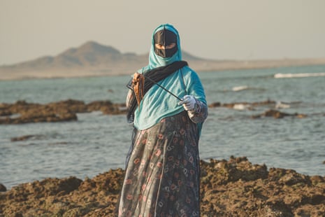 Shefeya al-Farsi faz parte da pesca de rahas ou caracóis marinhos na Ilha Masirah há 40 anos. Aqui, ela segura um choco que pescou na costa.