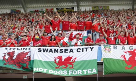 Les fans du Pays de Galles assistent au match contre l'Angleterre à l'Euro 2016 à Lens, France