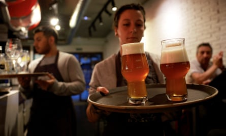 Seorang pekerja bar di Madrid menyajikan bir yang dibuat menggunakan hop yang dibudidayakan oleh Ekonoke.