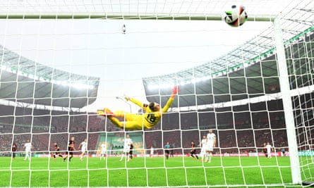 Cú sút của Granit Xhaka đánh bại thủ môn để ghi bàn thắng giúp Bayer Leverkusen giành chức vô địch chung cuộc.