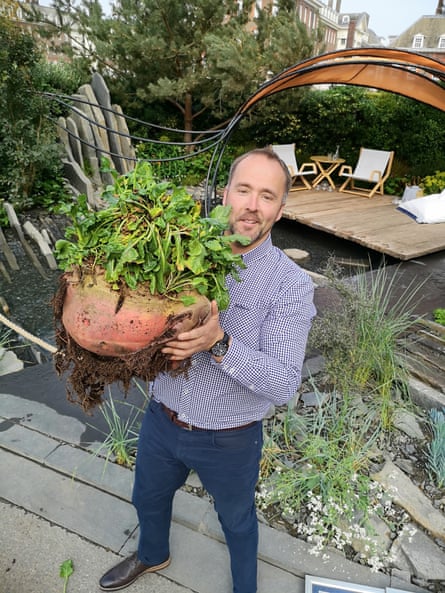 Kevin Fortey with the world’s heaviest beetroot at Chelsea flower show in 2019