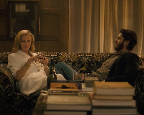 Julia Roberts and Andrew Garfield in After the Hunt.