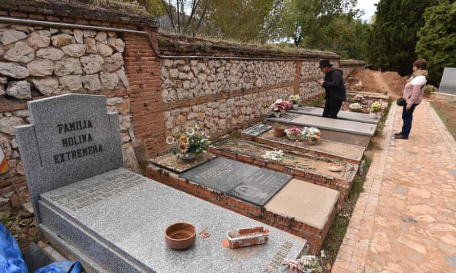 La fila de tumbas de los prisioneros republicanos ejecutados fue realizada por familiares sobre la fosa común que actualmente se está excavando en Guadalajara.
