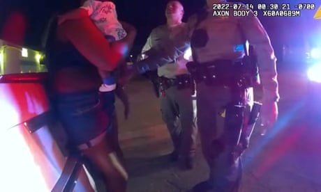 Las imágenes también muestran a los agentes rodeando a otra mujer y agarrando a su bebé.