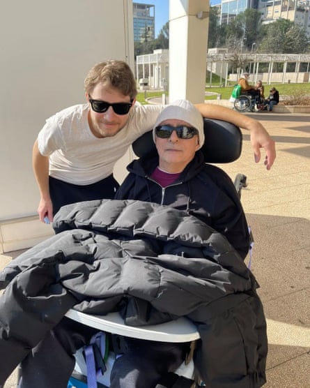 “Me hace muy feliz que mi trabajo siga vivo después de que casi muero” … Kureishi, con su hijo Kier.