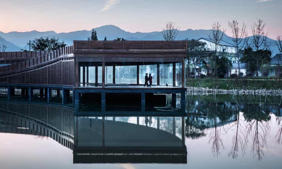 En el paseo marítimo… Centro de ocio de Dushan.