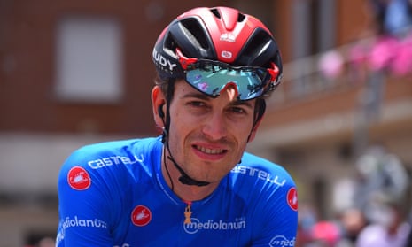 Gino Mäder in 2021 wearing the blue mountain jersey during the Giro d’Italia