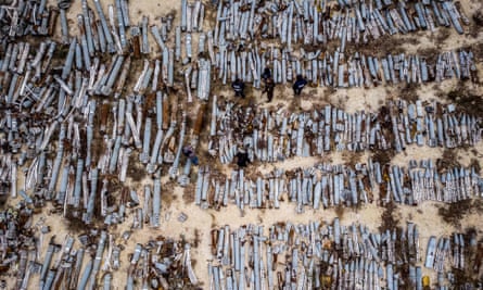Esta fotografía aérea tomada el 7 de diciembre de 2022 muestra a expertos y empleados de la oficina del fiscal examinando los restos recolectados de proyectiles y misiles utilizados por el ejército ruso en el ataque a la segunda ciudad ucraniana más grande de Kharkiv, en medio de la invasión rusa de Ucrania.