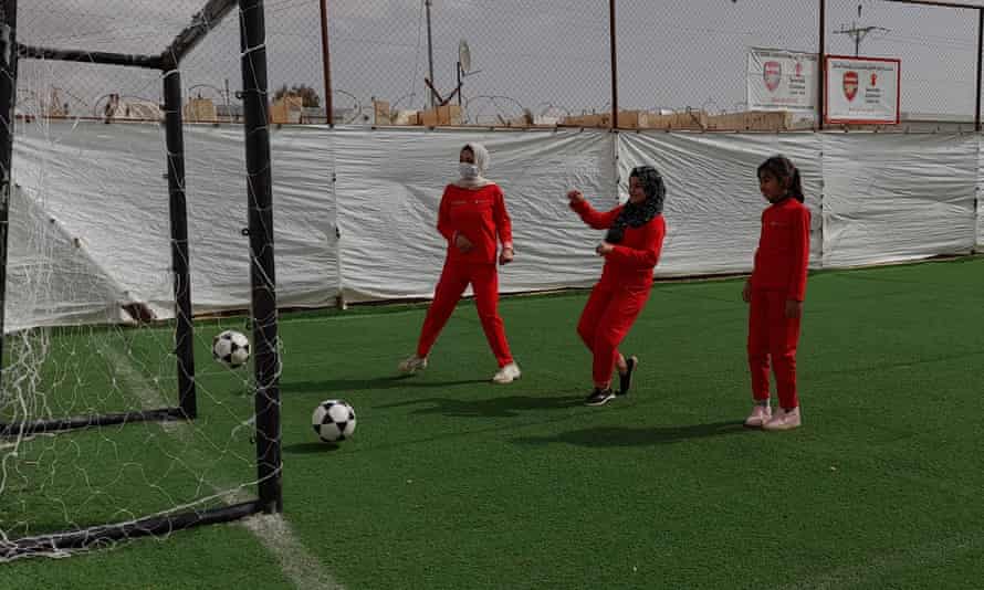 Jogadores de futebol participam do Programa de Treinamento ao Longo da Vida da Fundação Arsenal no campo de refugiados de Zaatari, na Jordânia.