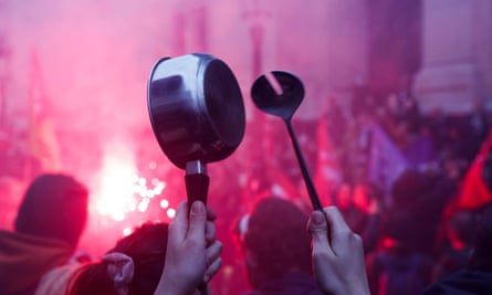 تظاهرکنندگان در یک کنسرت تشتک در اعتراض به سخنرانی تلویزیونی امانوئل ماکرون رئیس جمهور فرانسه خطاب به ملت در 17 آوریل 2023 شرکت کردند.
